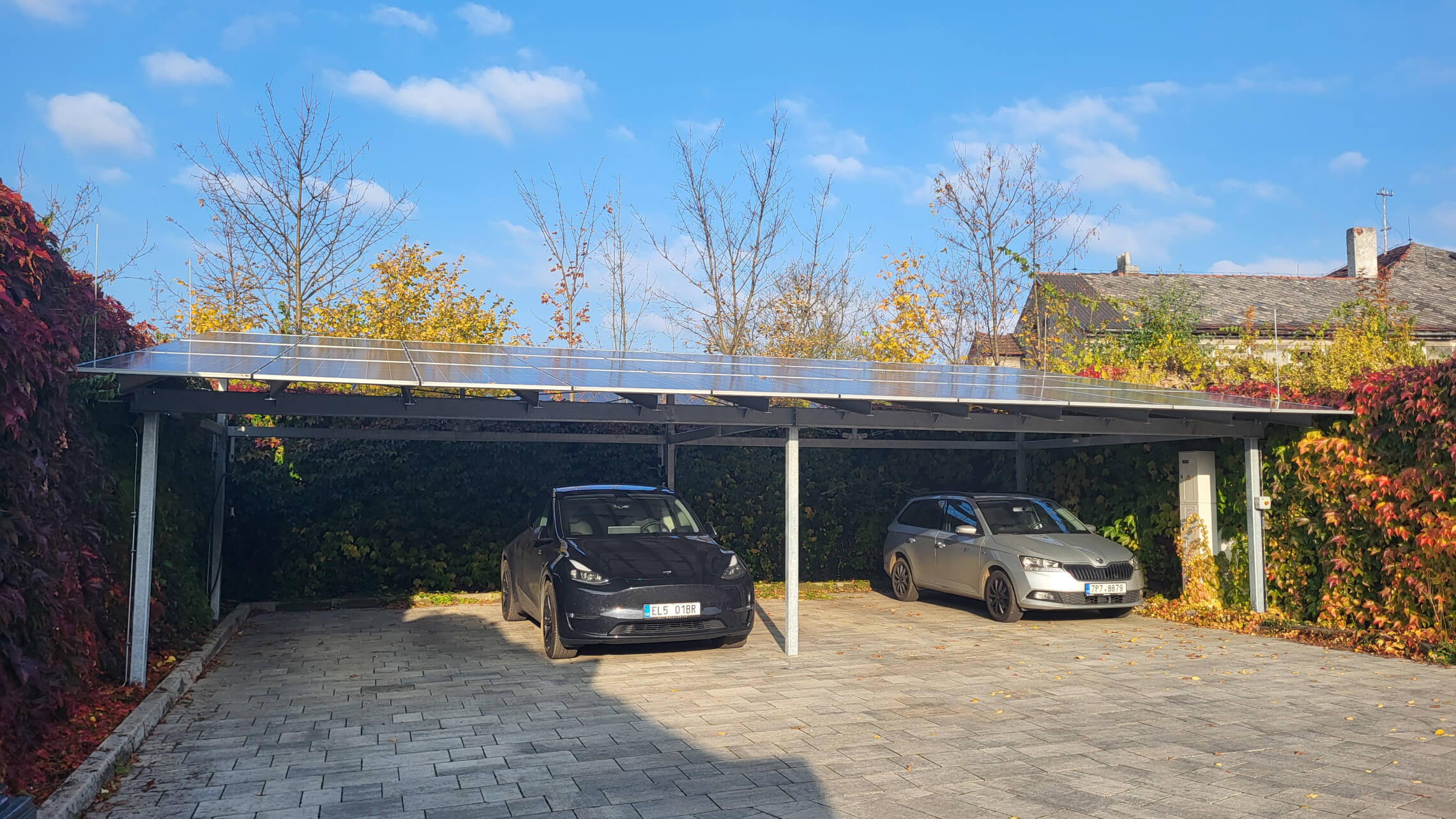 Fotovoltaický přístřešek pro parkování osobních automobilů